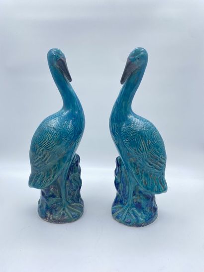null CHINE
Paire de perroquets en porcelaine à décor polychrome bleu et aubergines....