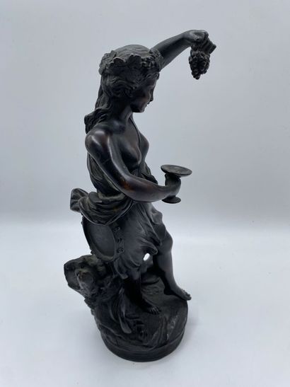 null School of the 19th century
Bacchante with tambourine holding a bunch of grapes....