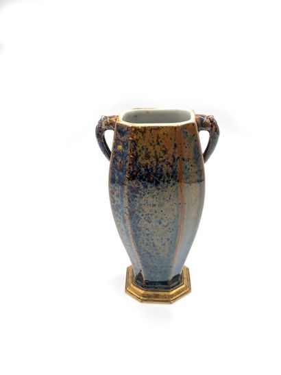 null CHINE
Vase à panse octogonale en porcelaine émaillé à décor de coulures et deux...
