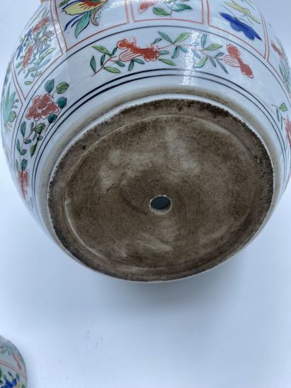 null CHINE
Pot à gingembre en porcelaine à décor en émaux polychrome de volatils...