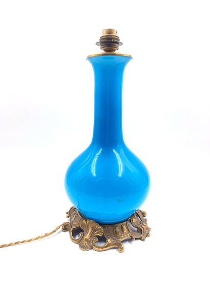 null VASE de forme balustre en opaline bleue, monté en lampe sur une base en bronze...