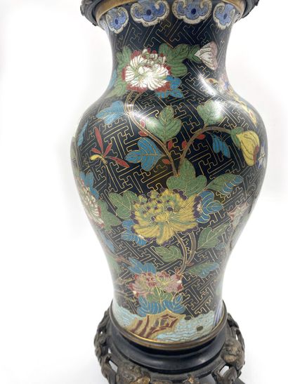 null CHINE
Vase balustre en bronze et émaux cloisonnés à décor de fleurs. Monté en...
