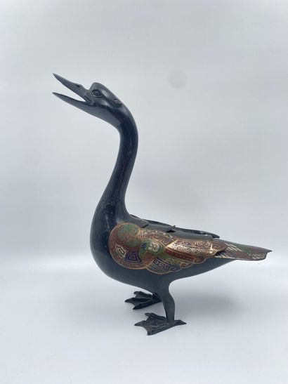 null JAPAN
Pair of ducks in patinated bronze, the wings in cloisonné enamel. 
H....