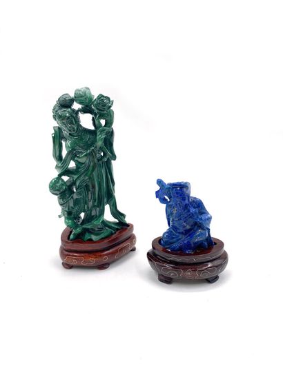 null CHINE, XXe siècle 
Deux sujets, l'un en lapis lazuli figurant un guerrier assis...