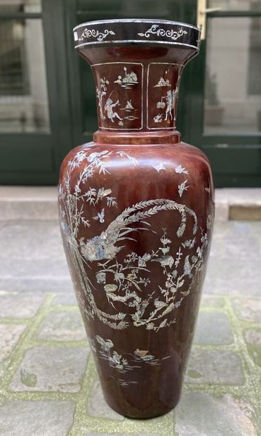 null INDOCHINE, XXe siècle 
Grand vase balustre en bois laqué à décor en marqueterie...