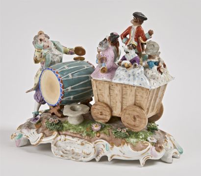 null COFFRET en porcelaine polychrome figurant "L'orchestre des animaux". 
XIXe siècle....