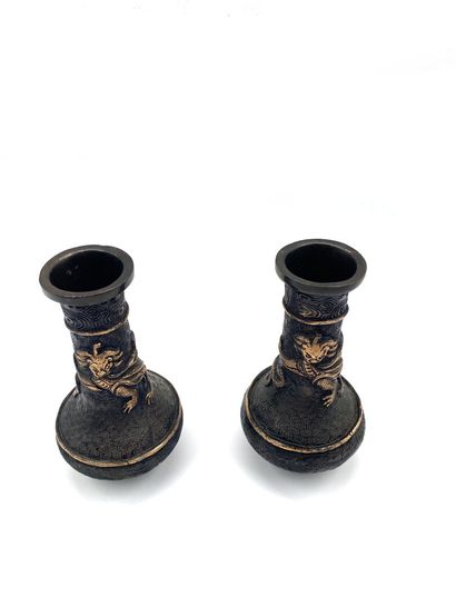 null JAPAN, 19th century 
Two bronze baluster vases decorated with a dragon 
Height...