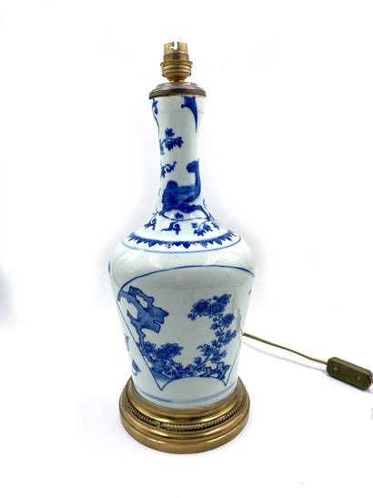 null CHINE
Vase balustre en porcelaine à décor en camaïeu bleu de paysage et vases...