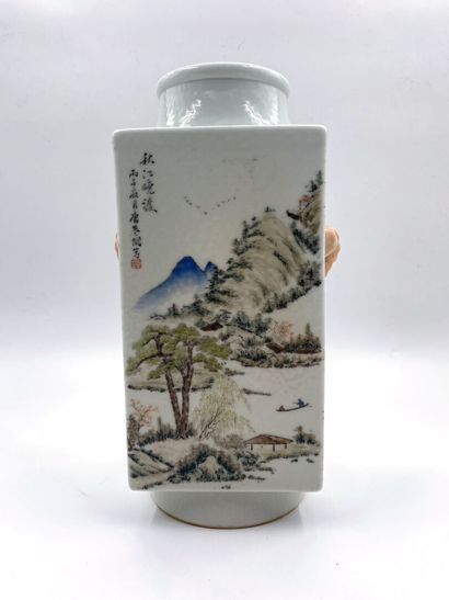 null CHINE, XXe siècle 
Vase à section octogonale en porcelaine à décor d'une femme...