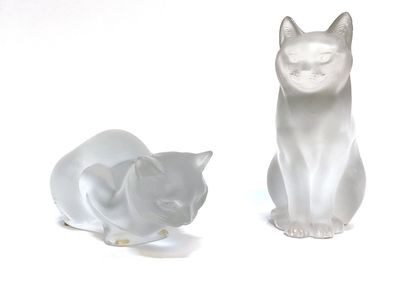 null LALIQUE
Deux chats en cristal, l'un couché et l'autre assis. Signés en creux...