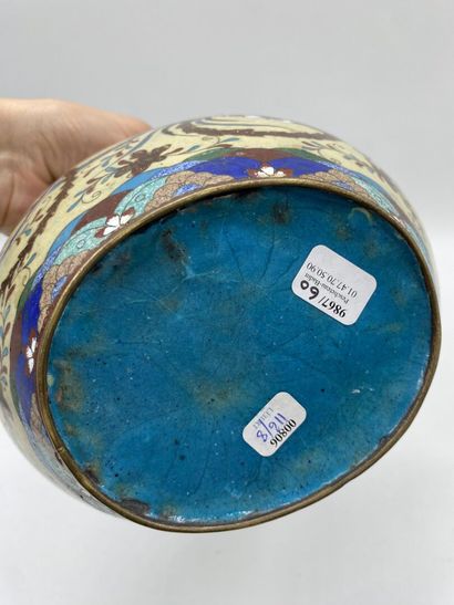 null CHINE
Vase en bronze et émaux cloisonnés à décor d'un Phoenix. 
Haut. 13 cm;...