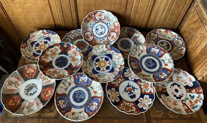 null JAPON
Ensemble de douze assiettes creuses en porcelaine à décors bleu, rouge...