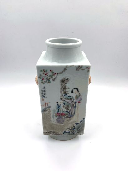 null CHINE, XXe siècle 
Vase à section octogonale en porcelaine à décor d'une femme...