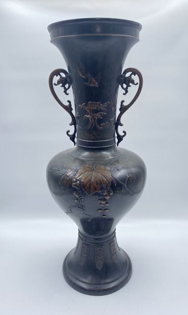 null JAPON 
Important vase en bronze de forme balustre à deux anses à décor en relief...
