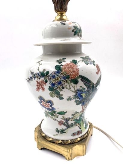 null CHINE, XIXe siècle 
Potiche en porcelaine à décor en émaux polychrome d'un volatile...