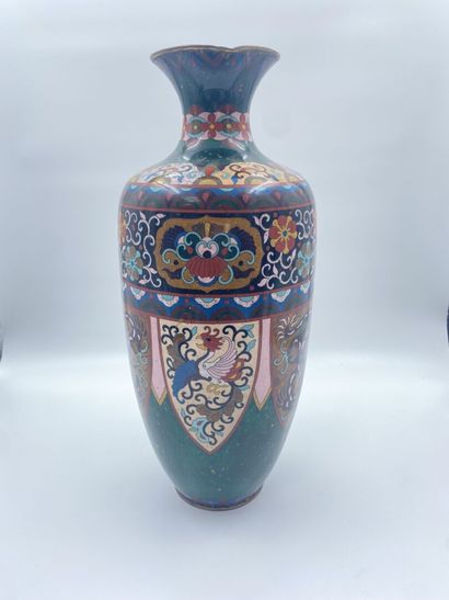 null JAPON
Vase balustre en émaux cloisonnés à décor de dragons, phénix et volatiles....