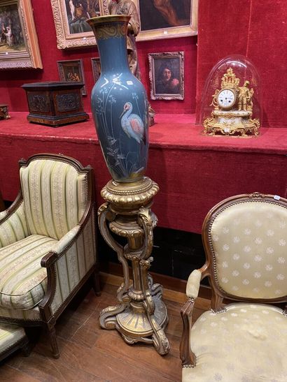 null DAMOUSE 
Grand vase balustre en porcelaine à décor d'une cigogne, signé dans...