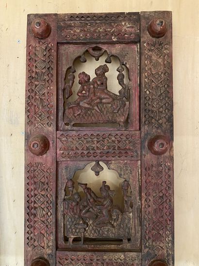 null INDE, XIXe siècle 
Deux panneaux en bois sculpté à décor de l'imagerie du Kamasutra....