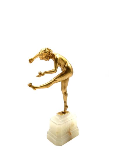 null Claire COLINET (1880-1950) 
The Juggler
Gilt bronze proof on a beige onyx base....