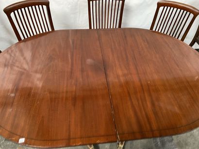 null Dining room table of oval shape in mahogany and mahogany veneer resting on two...