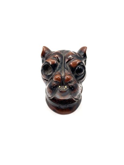 null Carved wood BOULEDOGUE HEAD, opening on an inkwell. 
Height: 8 cm 
(Missing...