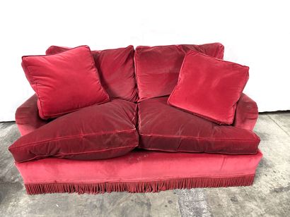 null Two-seater CANAPE entirely upholstered in red velvet and bangs. 
76 x 148 x...