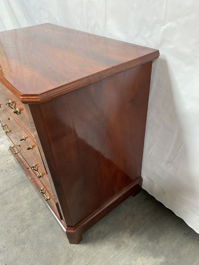 null SMALL WOODEN COMMODE in mahogany and mahogany veneer opening to four drawers,...