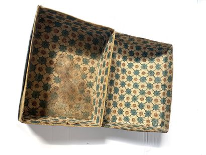 null Cardboard and painted papier-mâché COFFRET with arte povera decoration of engravings...