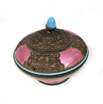 null CHINE
Boite circulaire en pierre dure rose, le couvercle en bronze à décor ajouré...