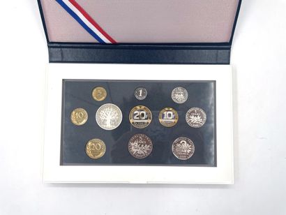 null Ensemble de pièces de la Monnaie de Paris, dont une pièce de un centime en or...