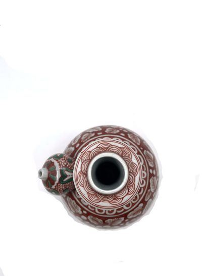 null CHINE, fin du XIXe siècle
Vase gourde en porcelaine à décor rouge et vert de...