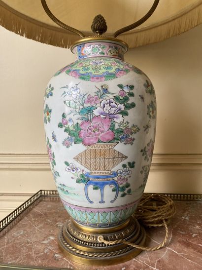 null CHINE 
Vase en porcelaine à décor en émaux de la famille rose de vases fleuris,...