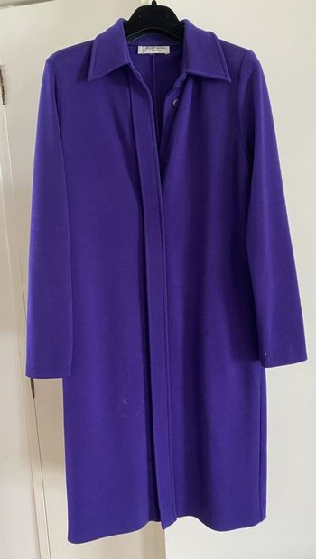 null YVES SAINT LAURENT
Robe longue droite à boutons de couleur violet. 
Taille M...