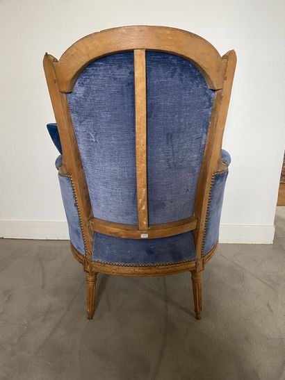 null Shepherd's chair in molded and carved natural wood, with a gendarme-cap back,...