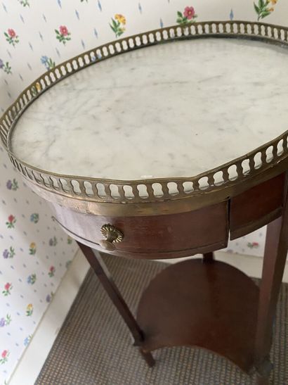 null SMALL circular CHEVET in mahogany and mahogany veneer, the white marble top...