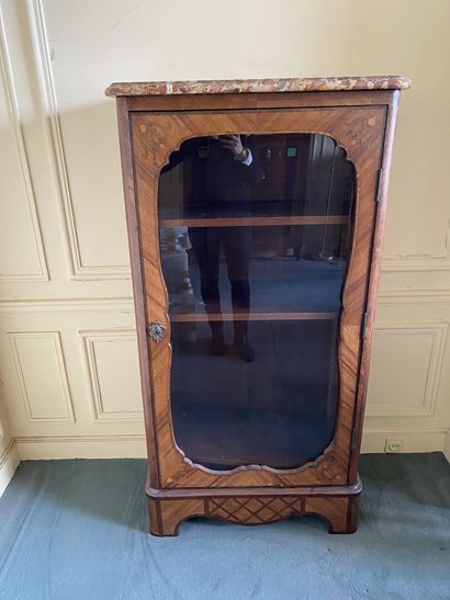 null VITRINE in marquetry opening to a glass door with three shelves, the lateral...