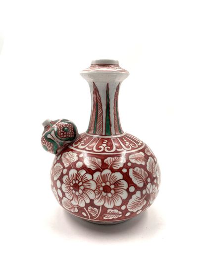 null CHINA, late 19th century
Porcelain gourd vase with red and green decoration...