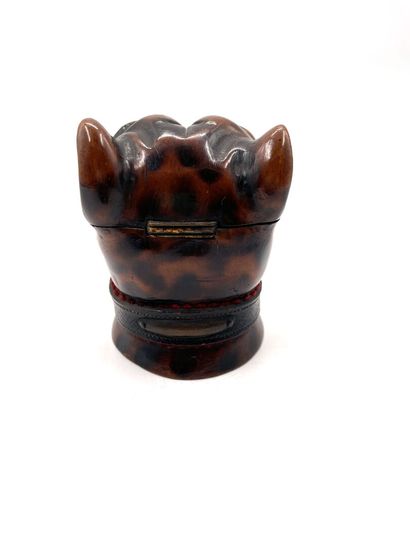 null Carved wood BOULEDOGUE HEAD, opening on an inkwell. 
Height: 8 cm 
(Missing...