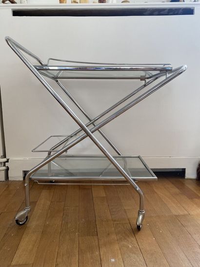 null DESSERTE chrome-plated metal bar on casters with two glass tops. 
20th century...