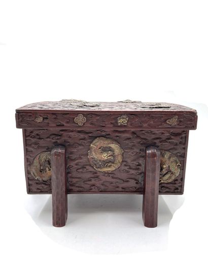 null JAPAN, 20th century 
Small lacquered wood box on four legs decorated with applied...