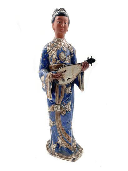 null VIETNAM 
Statuette figurant une jeune femme musicienne en grès émaillée polychrome....