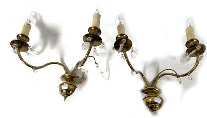 null Pair of gilt-metal wall lights with two arms and pendants.
Height: 20 cm 
