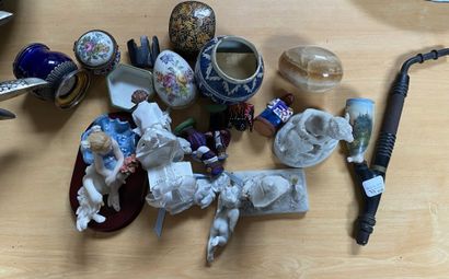 null Set of decorative ceramic trinkets, vase, floral group 