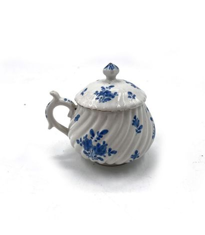 null NORTHERN FRANCE, 18th century 
Covered earthenware juice pot with raised twisted...