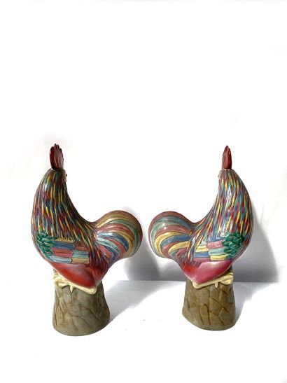 null CHINA
Two polychrome enameled ceramic figures of roosters. 
Height: 35 cm 