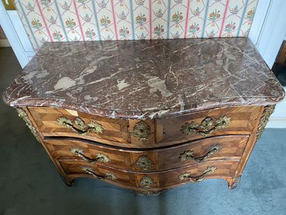 null COMMODE with curved marquetry front opening to four drawers in three rows. Rich...