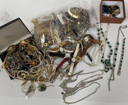 null Ensemble de bijoux fantaisie comprenant colliers, bracelets, montres, etc. 