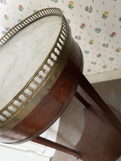 null SMALL circular CHEVET in mahogany and mahogany veneer, the white marble top...