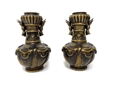 null CHINE, XXe siècle 
Deux vases balustre en bronze à patine brune à décor de fleurs,...