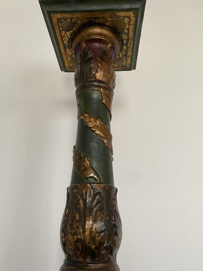 null SELLETTE COLUMN in carved and painted wood, the top decorated with a garland...
